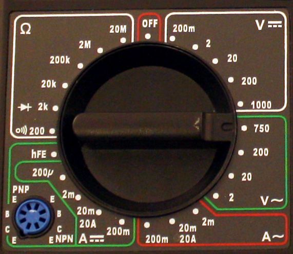 Vribrytar med mange einingsopplysningar rundt. Foto.