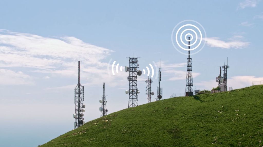 Landskap med antenner som sender ut signaler. Foto.