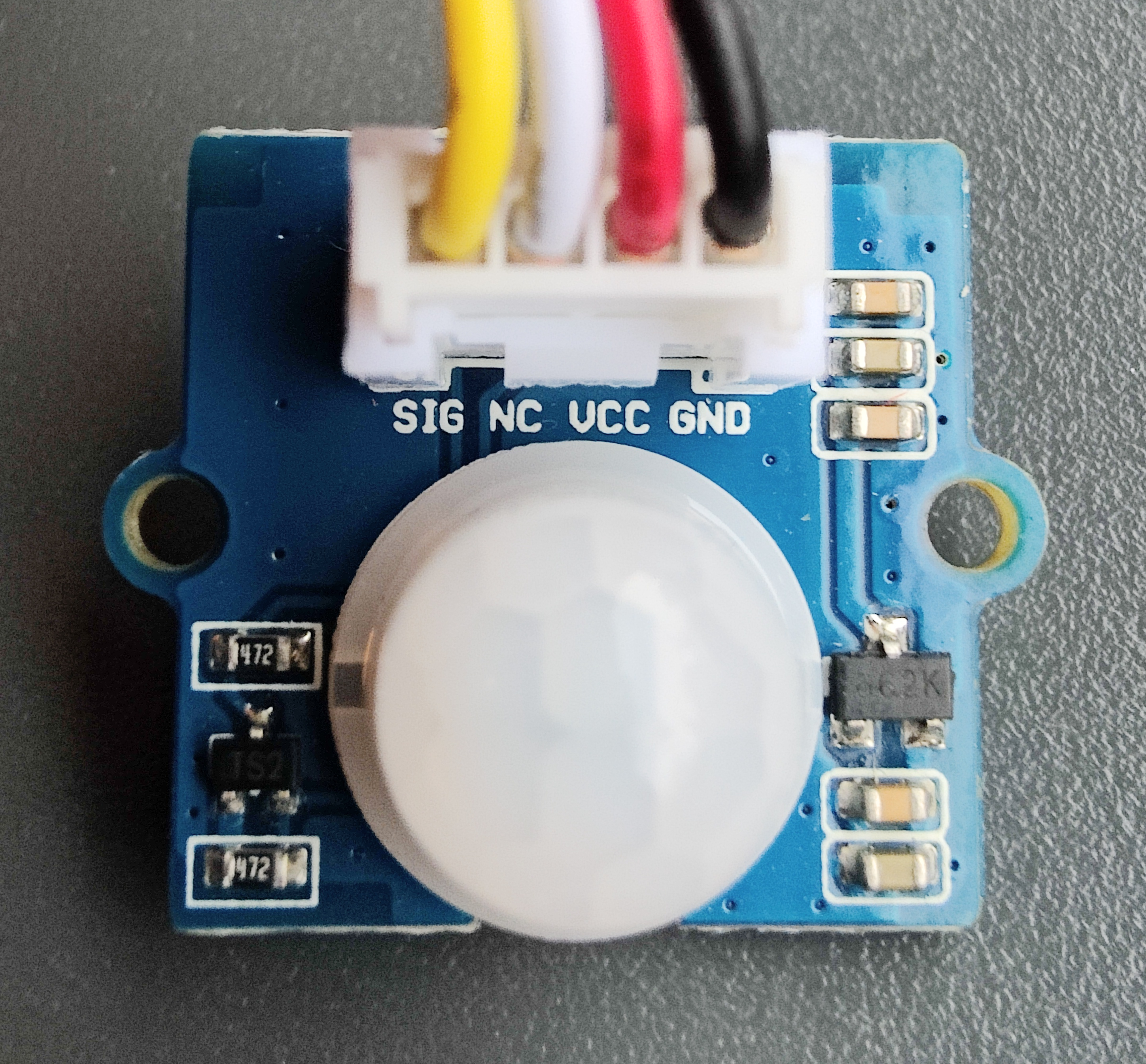 Elektronisk komponent med ei hvit plastkule og tilkoplinger. Foto