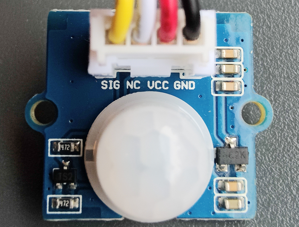 Elektronisk komponent med ei kvit plastkule og tilkoplingar. Foto