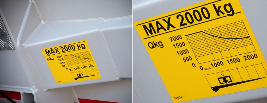 Foto av et gult lastediagram montert på en bakløfter. Maksvekten er 2000 kilo. Kurven i diagrammet viser at vekta lemmen tåler, synker jo lenger ut man kommer, fra 2000 kilo 1 meter ut på lemmen til 1000 kilo 2 meter ut på lemmen.