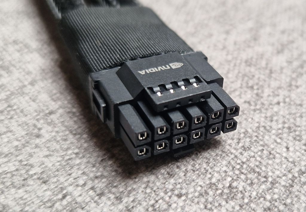 Kontakt med to rader av seks små pinner, det er også fire mindre pinner for signal. Foto.