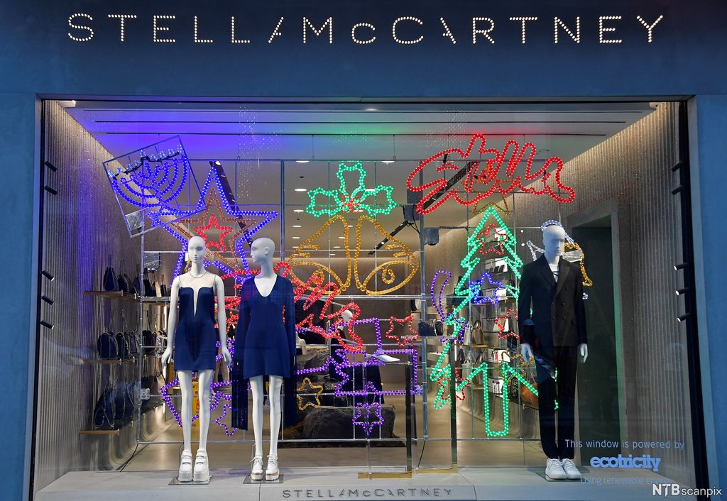 Utstillingsvindu med hvite dukker i festantrekk designet av Stella McCartney. Foto.