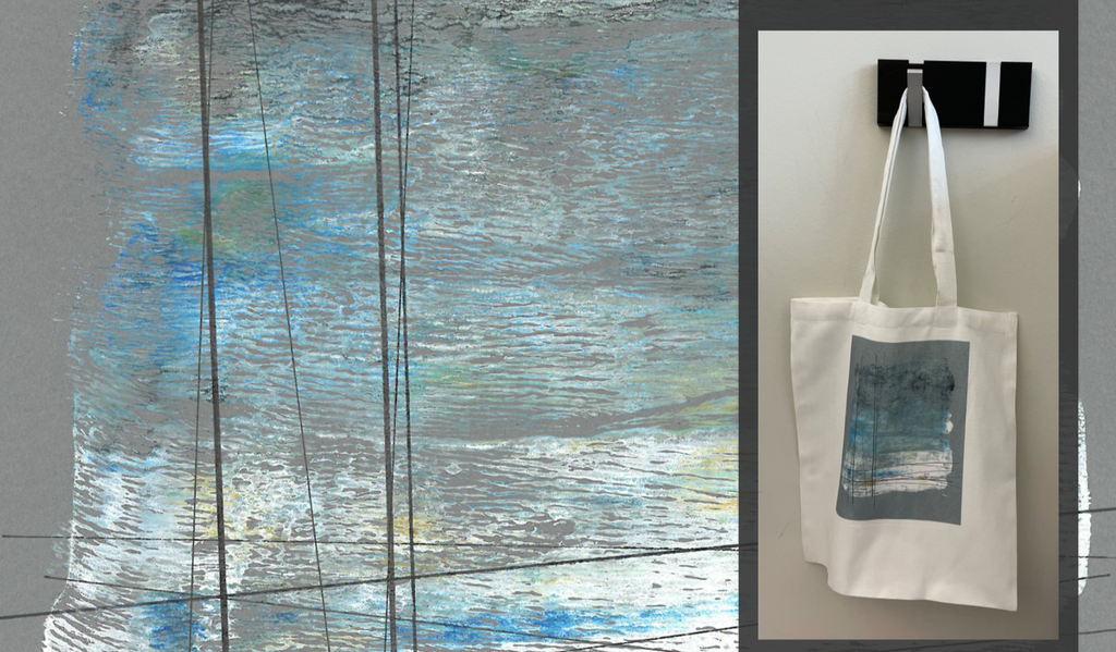 Monotypi i grå- og blåtonar brukt som dekor på eit handlenett. Foto.