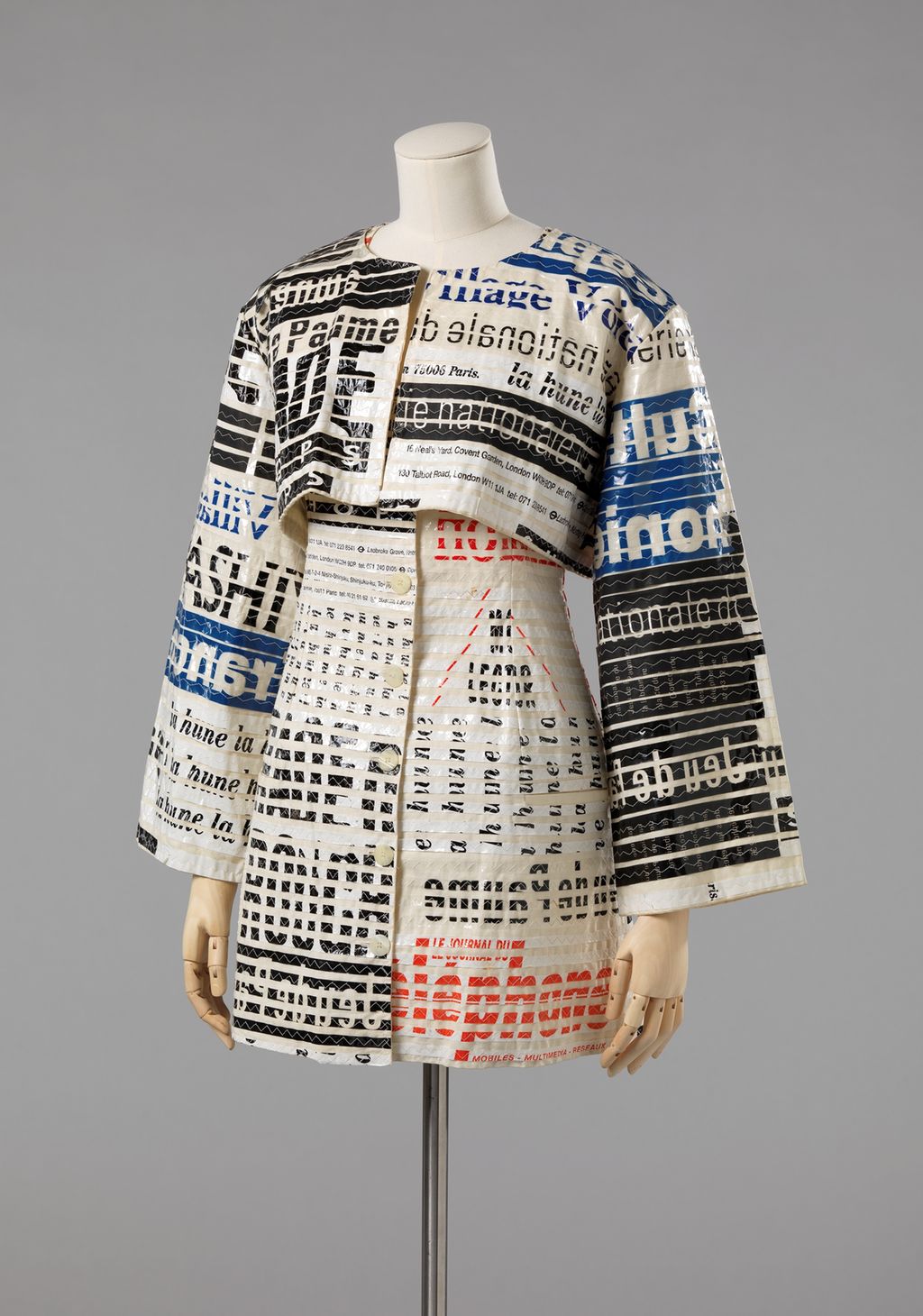 Antrekk laget av maskinvevd bomullsstoff med påsydde remser fra plastposer. Foto.