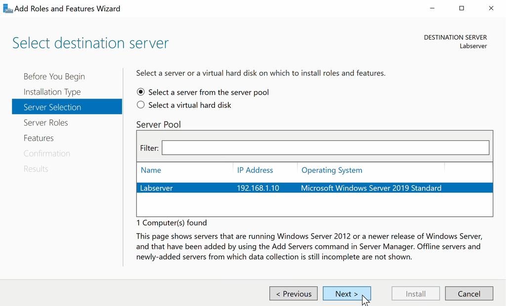 Skjermvindu merket "Select destination server". Vinduet viser ei liste over tilgjengelige serverinstallasjoner. Musepekeren er over knappen "Next" nede i midten. Skjermbilde.