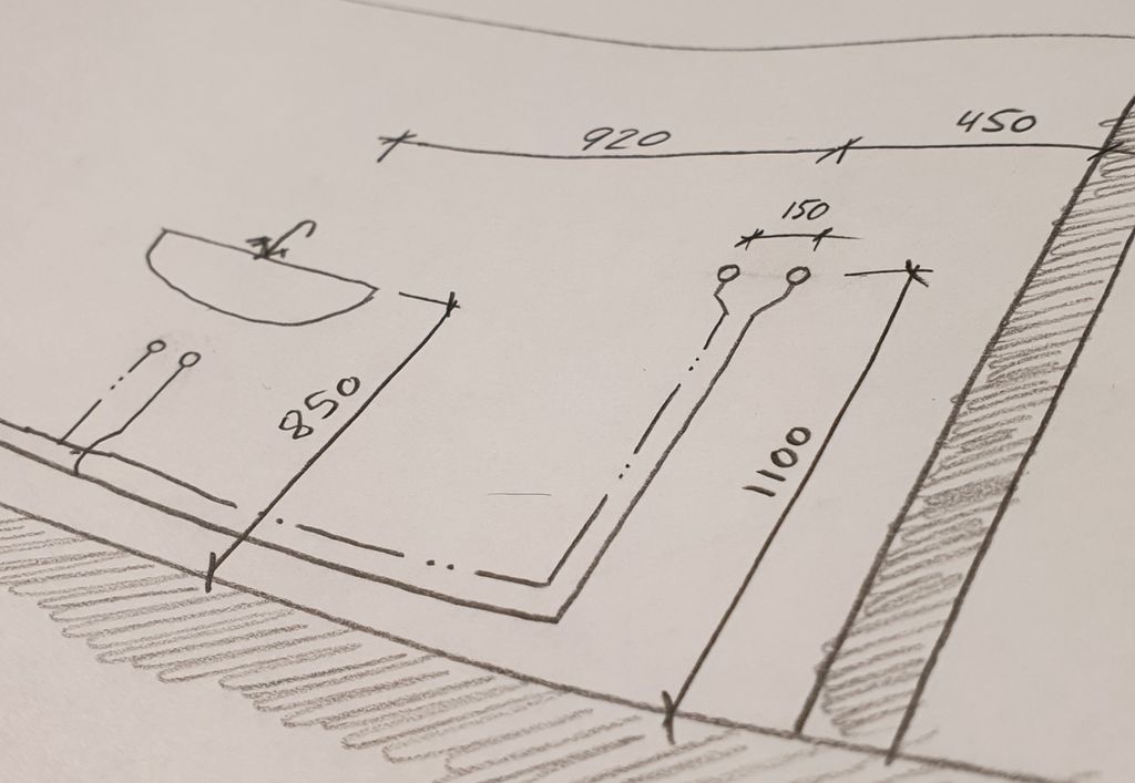 Håndtegnet skisse av et røropplegg med måltall. Illustrasjon.
