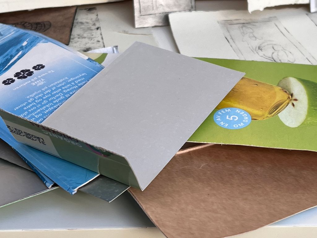 Kartongrestar. Foto.