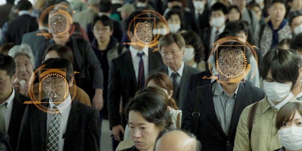 Utsnitt frå filmen 𝘪𝘏𝘜𝘔𝘈𝘕. Ansiktsattkjennning på personar i ei samling menneske. Foto. 