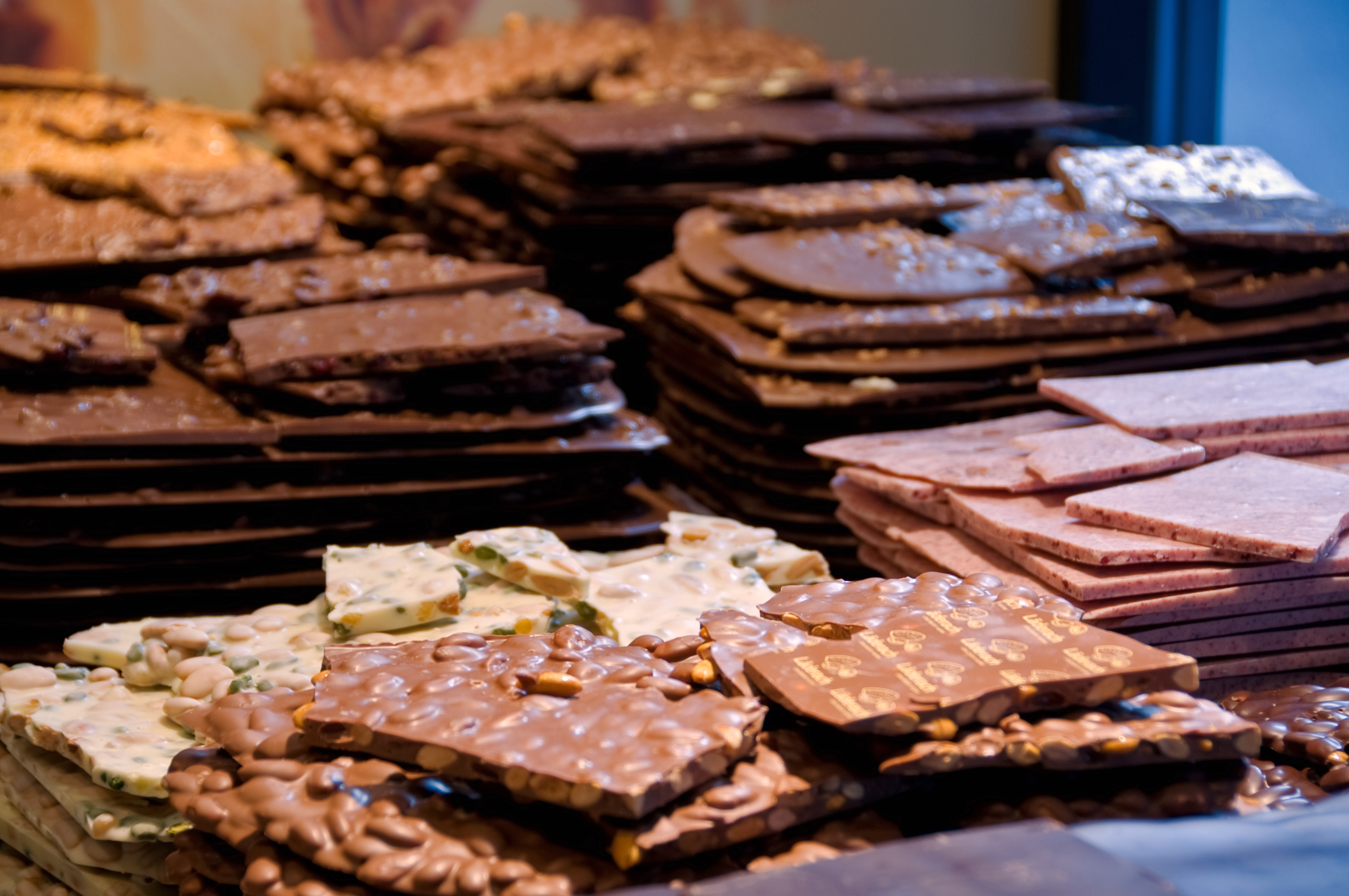 Store plater med ulike typer sjokolade stabla oppå hverandre. Foto.