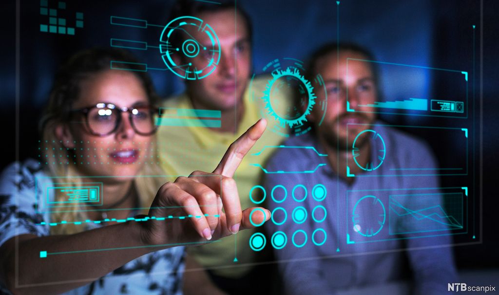 Tre programmerere tester data. Foto.