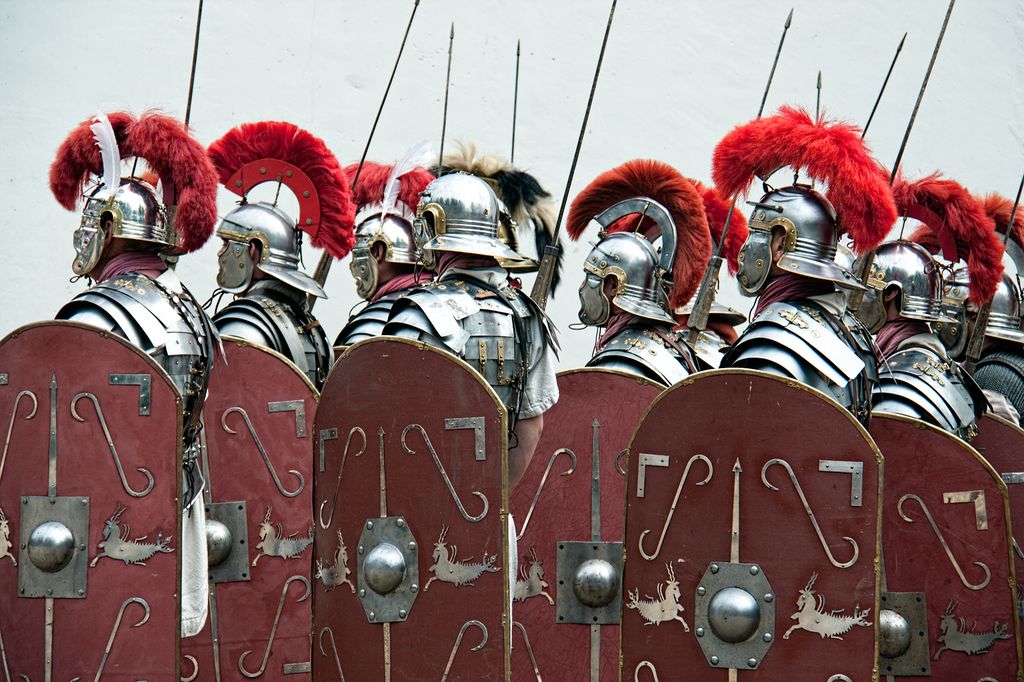 Skuespillere utkledd som romerske legionærer med. Foto.