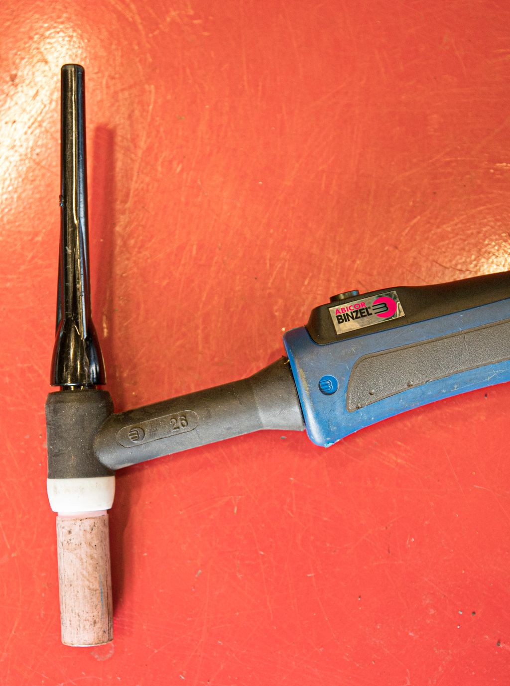 Nærbilete av ein sveisepistol for TIG-sveising. Foto.