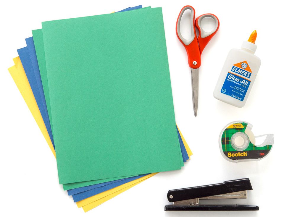 Farget papir, saks, lim, teip og stiftemaskin. Foto.