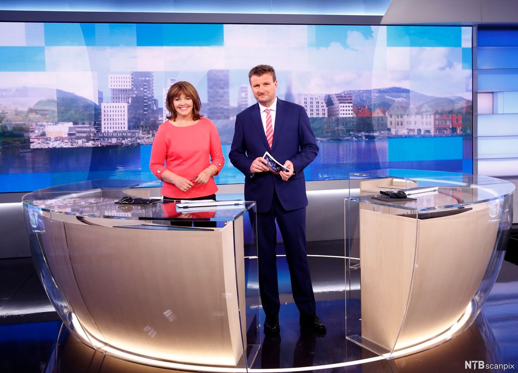Foto av to programledere i nyhetsstudioet til NRK.