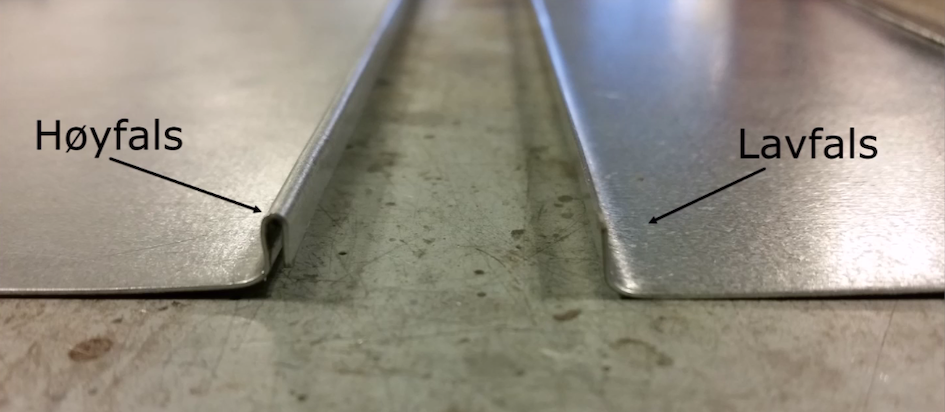 Høgfals og lågfals på blekkplater som skal setjast saman. Foto.