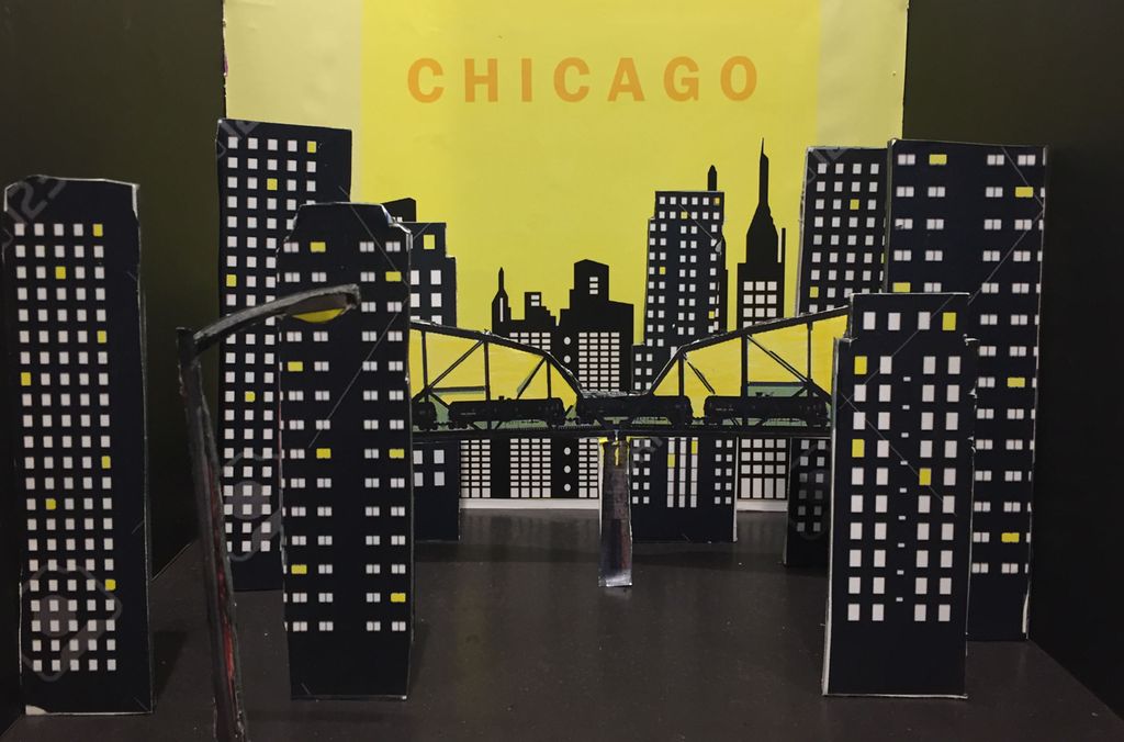 Modell av et bymiljø i svart, hvitt og gult. Foto.