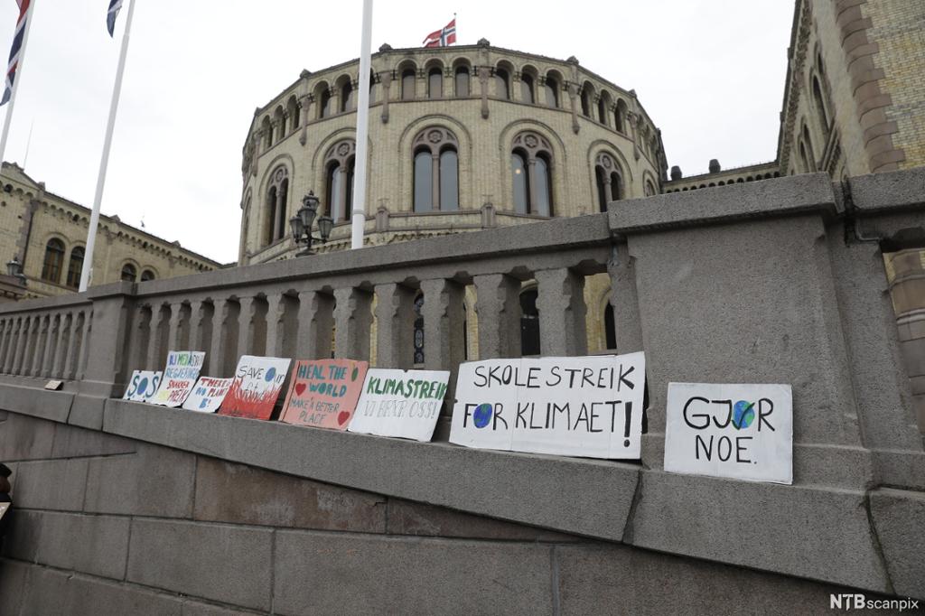 Plakater med paroler for klimaet satt opp foran Stortinget under skolestreik for klimaet, 22. mars 2019. Foto.