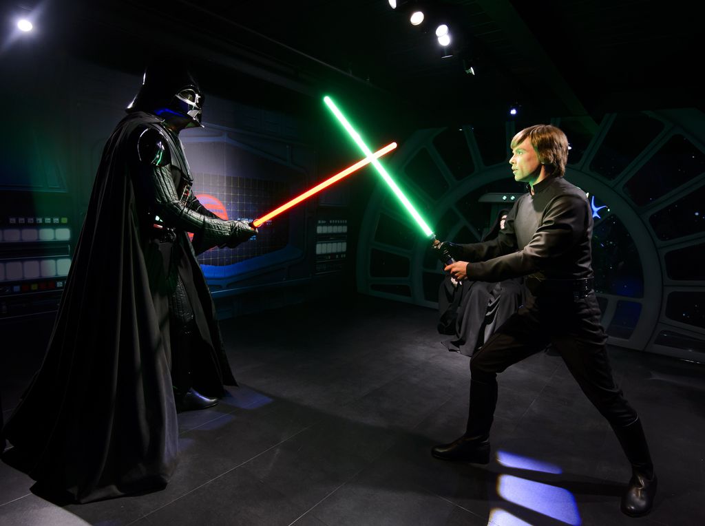 Darth Vader og Luke Skywalker fra Star Wars-filmene kjemper mot hverandre med lyssabler. Fra voksmuseet Madame Tussauds. Foto.