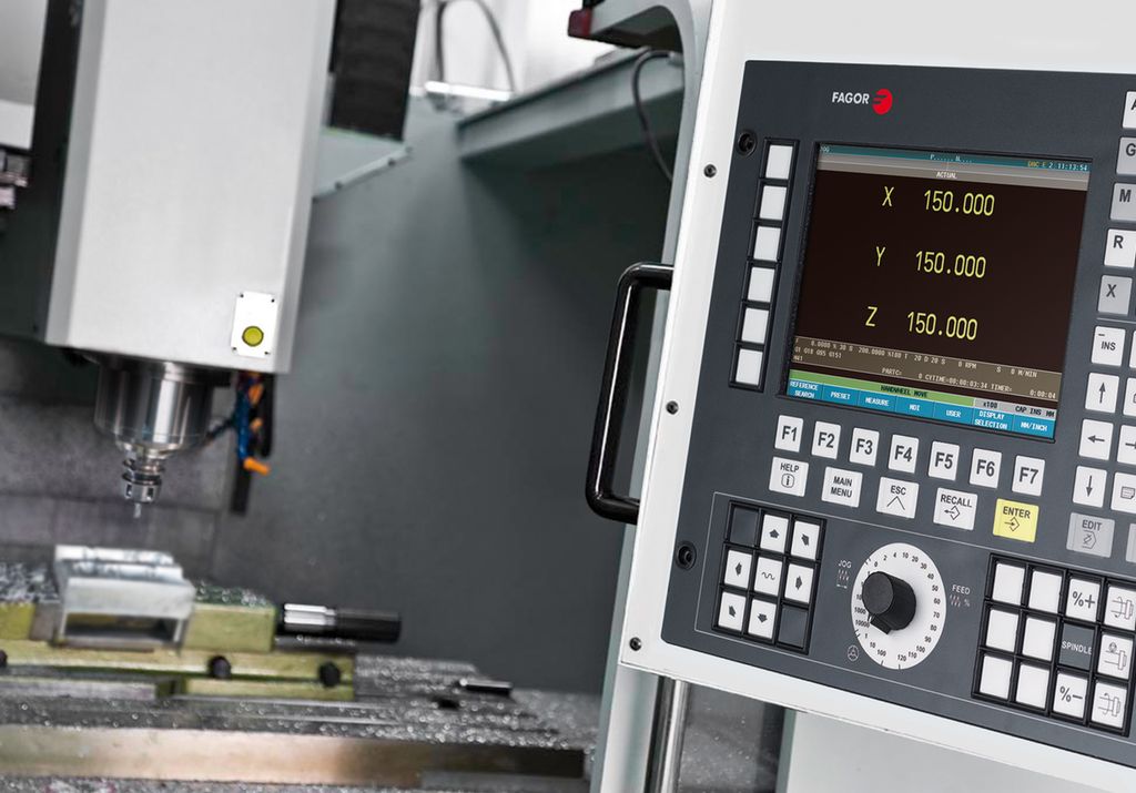 Betjeningspanel for en CNC-maskin. Panelet viser koordinatene for de ulike aksene maskinen jobber i. I bakgrunnen er selve CNC-verktøyet og arbeidsemnet. Foto. 