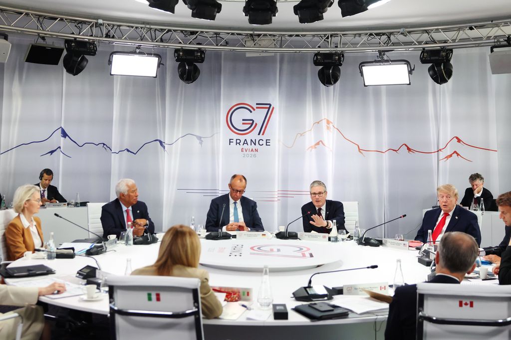 Statsleiarar for G7-gruppa rundt eit bord under eit toppmøte. Foto.
