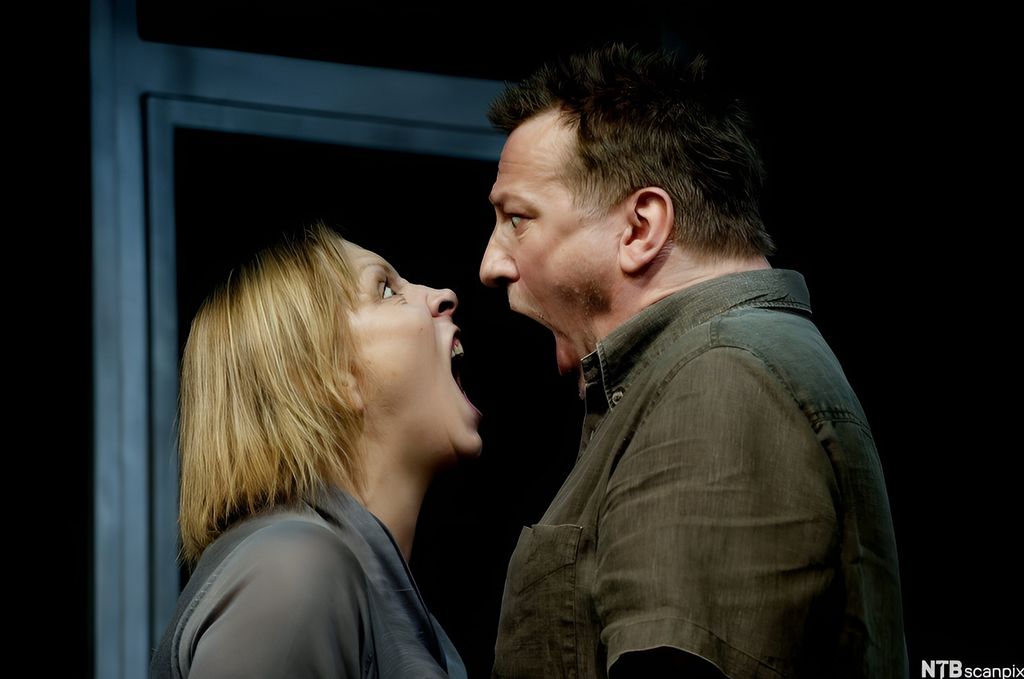 Portrettbilde av Anne Krigsvoll og Reidar Sørensen i Ekteskap på vidt gap av Dario Fo og Franca Rame. Malersalen, Nationaltheatret. Foto.