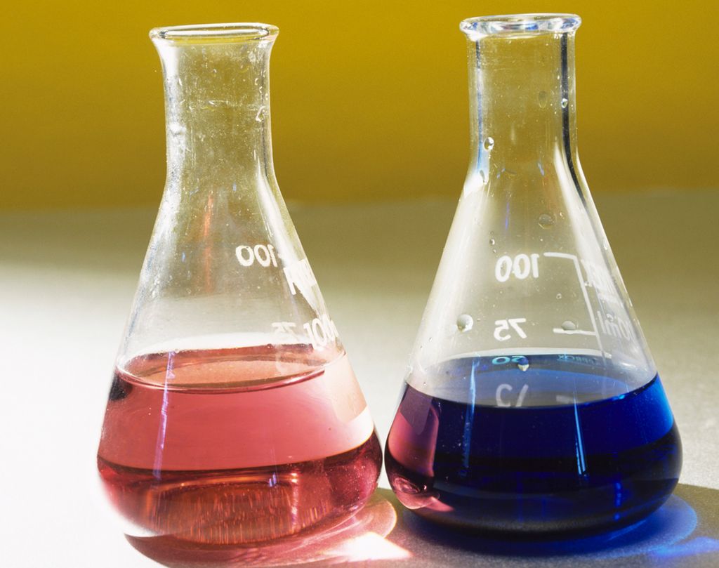 Kolber med rosa og blå væsker. Foto.