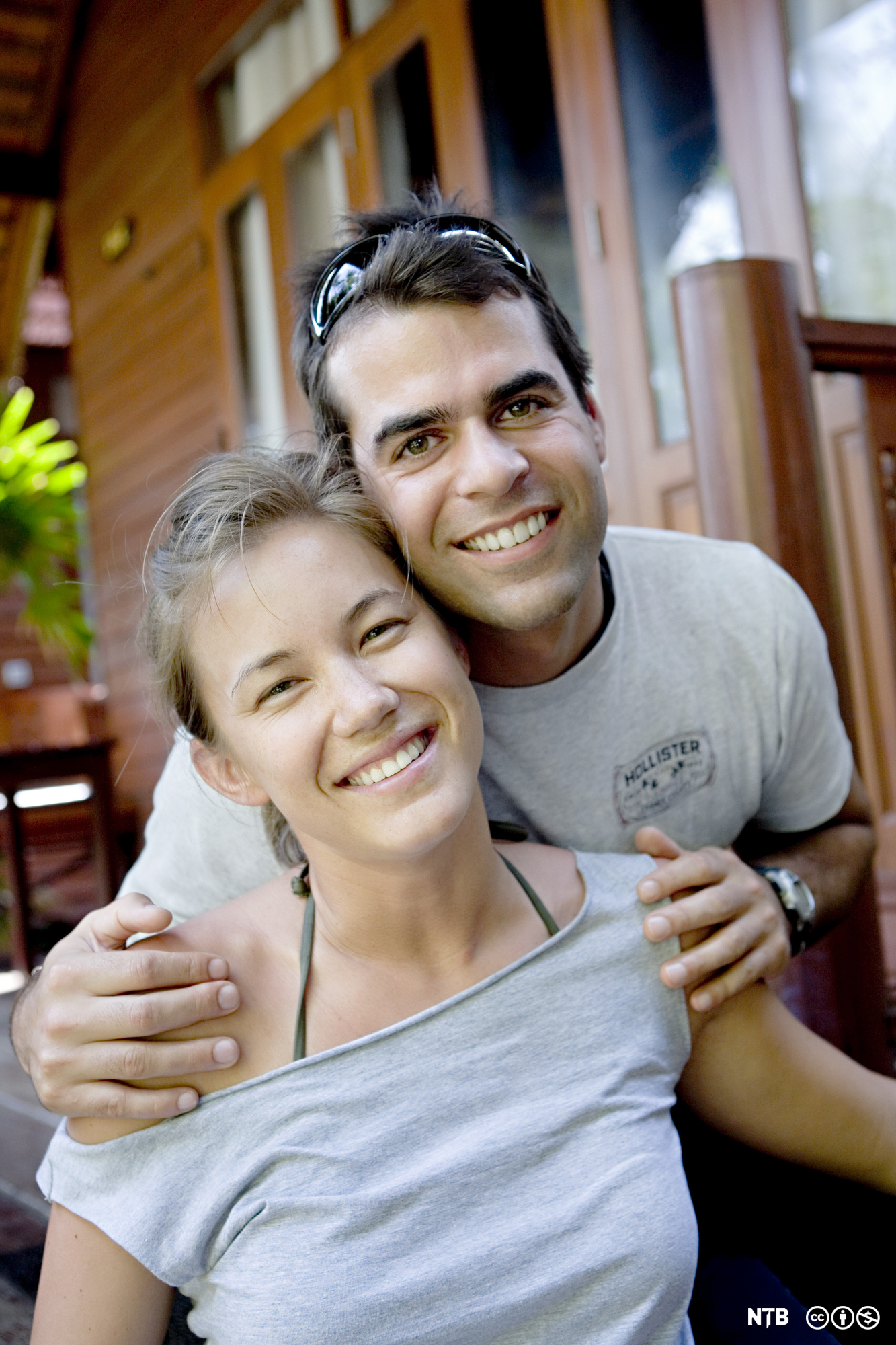 Nærbilde av en ung kvinne og en ung mann. Mannen holder rundt kvinnen. Begge smiler. Foto. 