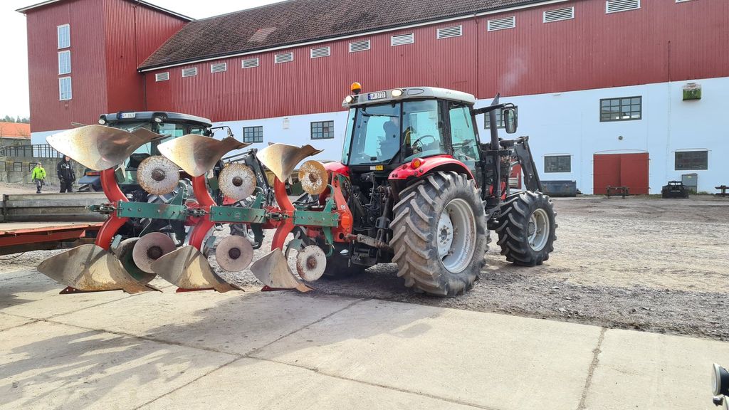 Plog med tre skjær som er montert på en traktor. Foto.