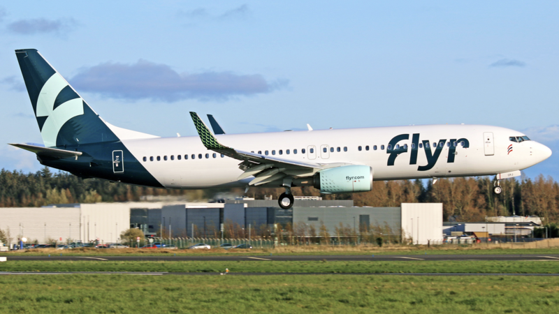 Fly fra flyselskapet Flyr. Det har logoen flyr skrevet over den fremre delen av flyet. Foto. 