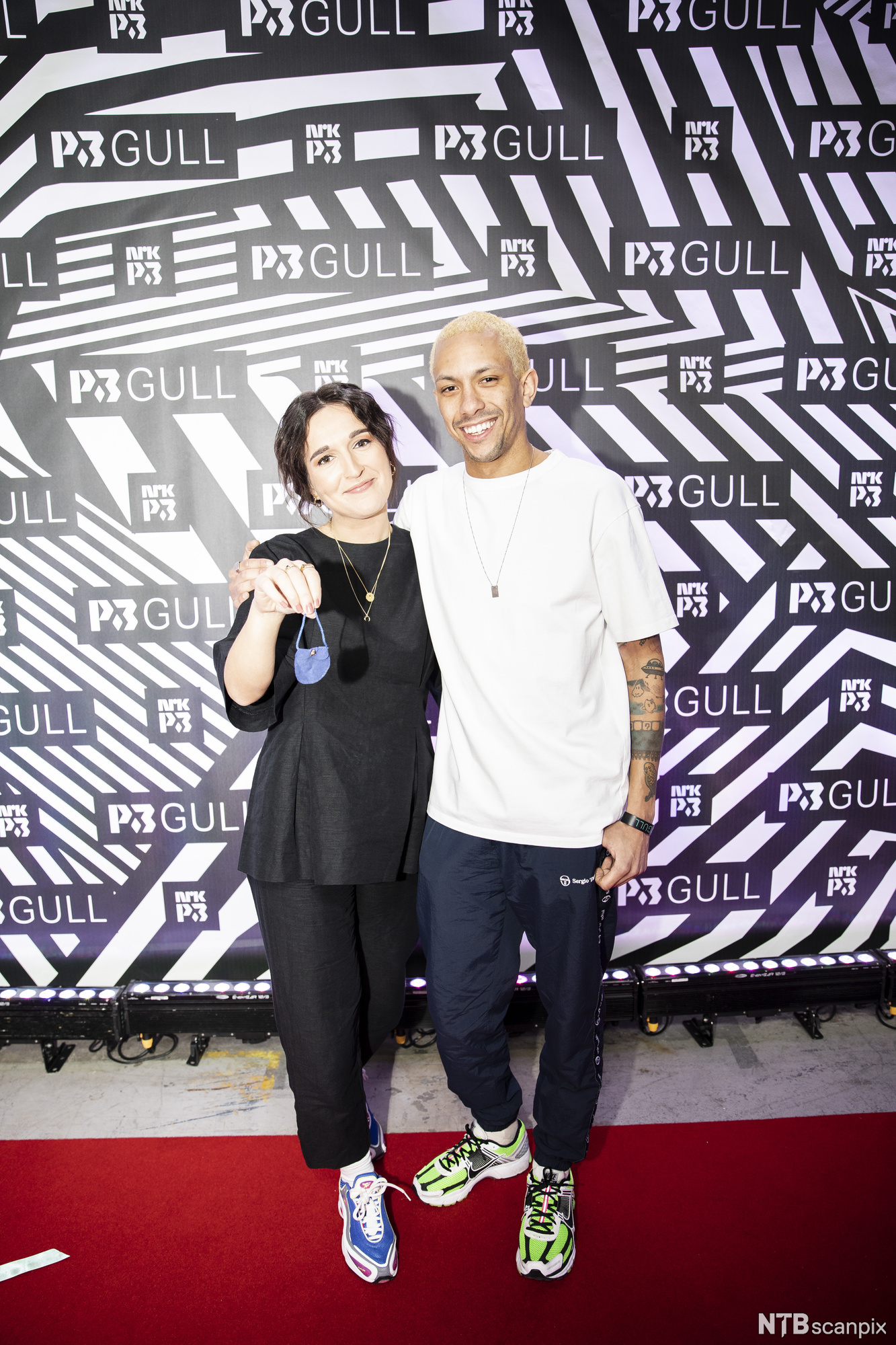 Bilde av Adelena Ibishi og Tete Lidbom. Personene er plassert foran svart og hvit bakgrunn med teksten "P3 Gull". Foto.