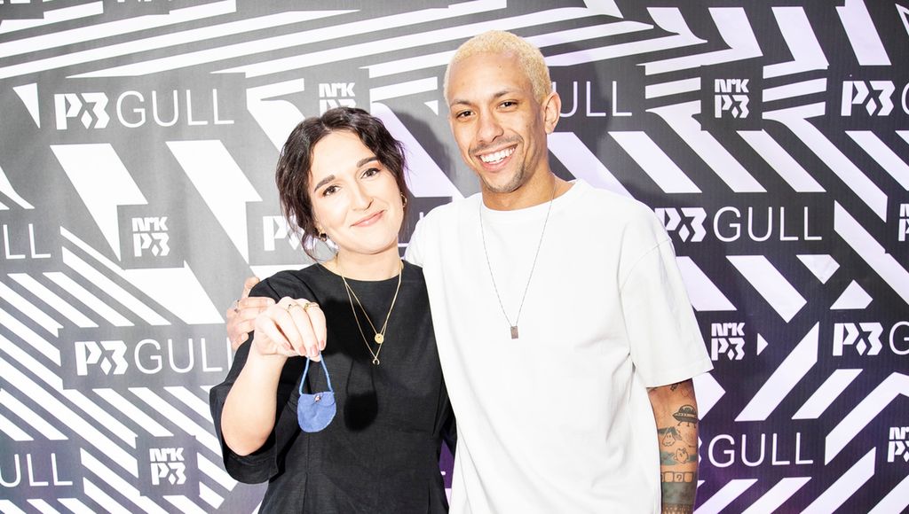 Bilde av Adelena Ibishi og Tete Lidbom. Personane er plasserte framfor svart og kvit bakgrunn med teksten "P3 Gull". Foto.