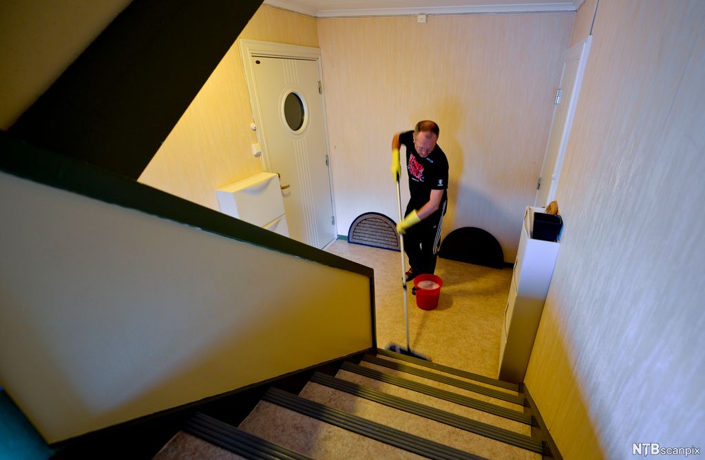 Mann vasker trapp. Foto. 