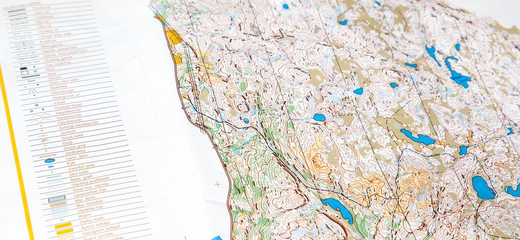 Kart med tegn, symboler og ulike farger. Foto.