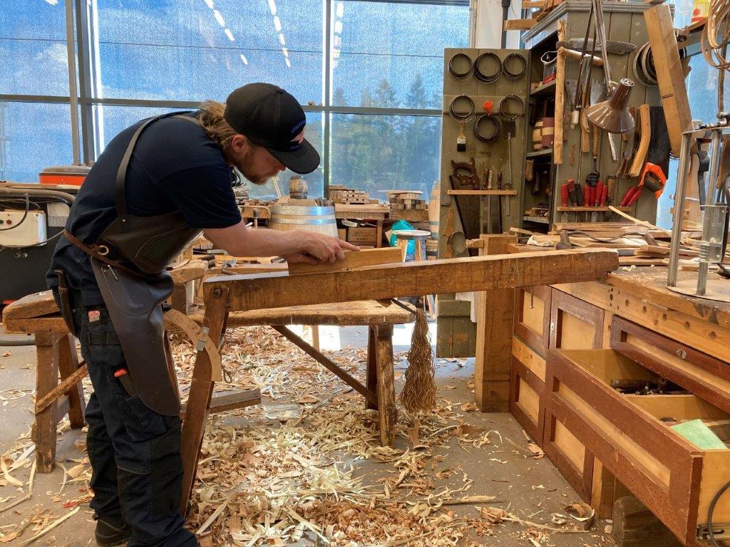 Bøkker lager trestav i et verksted. Foto.