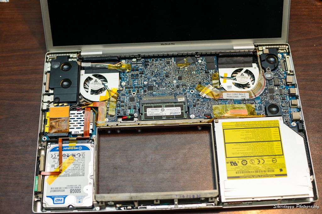 En bærbar datamaskin etter at tastatur og batteri er fjernet. Hovedkortet er synlig. Foto.