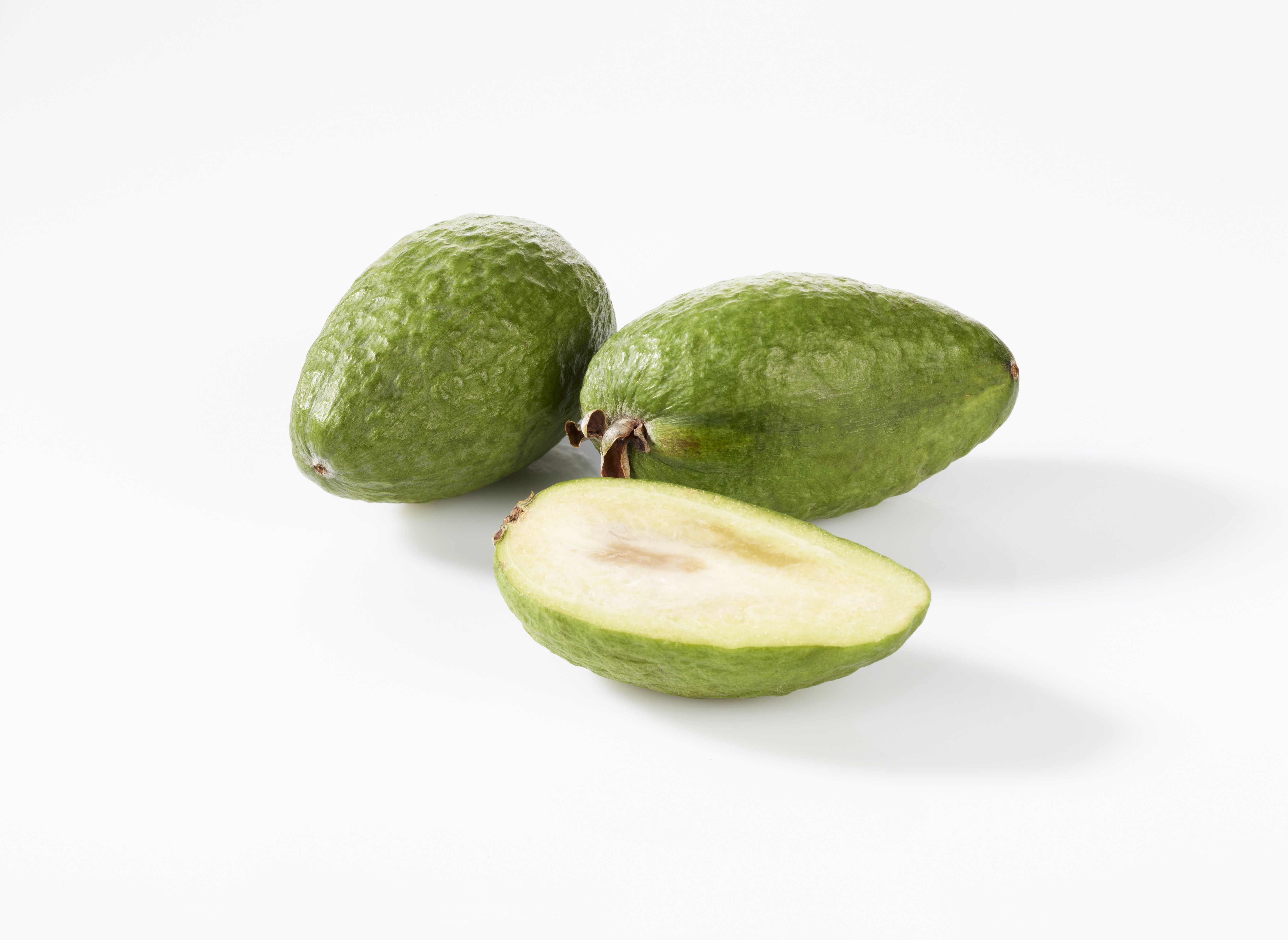Hele og oppdelte guava frukt. Foto.