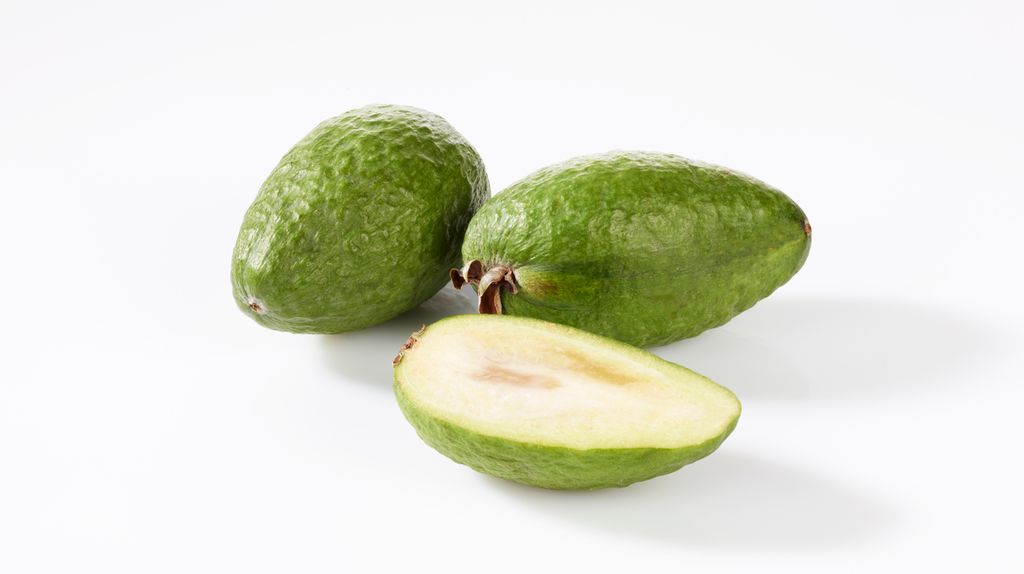 Hele og oppdelte guava frukt. Foto.