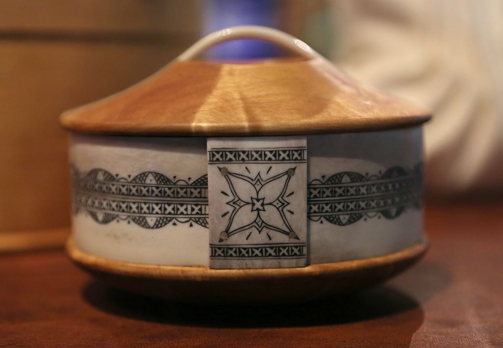 Dekorert skrin laget i horn, med bunn og lokk av tre. Foto.