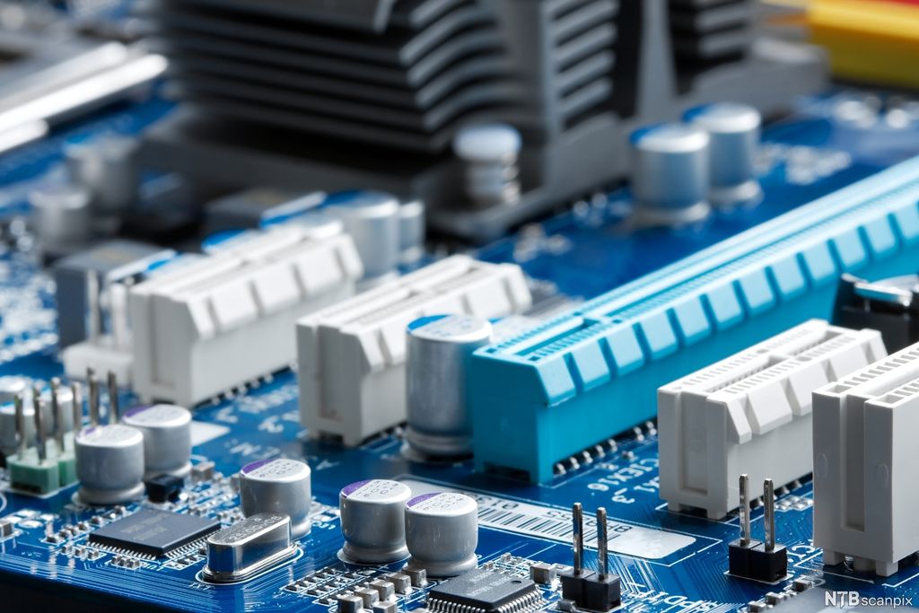 PCI Express hun-kontakter plassert i ei rekke nedover et hovedkort. Foto.