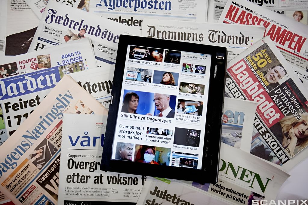 Aviser og nettbrett. Foto.