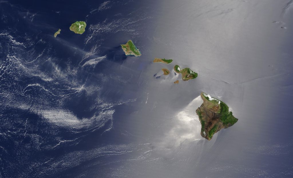 Satellittbilde av åtte øyer av ulik størrelse som mer eller mindre ligger på rekke. Foto.