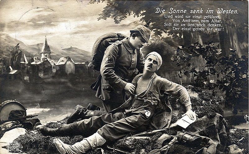 Gammelt tysk postkort som viser en mann som tar hånd om en såret soldat som holder et kort i hånden. Illustrasjon.