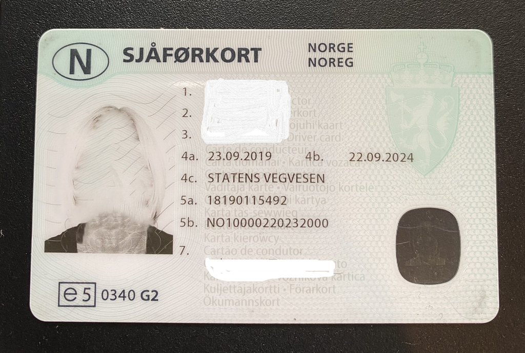 Bildet viser et sjåførkort utstedt av Statens vegvesen med opplysninger om innehaveren. Navn, fødselsdato, gyldighetsperiode for kortet, bilde og signatur. Foto.