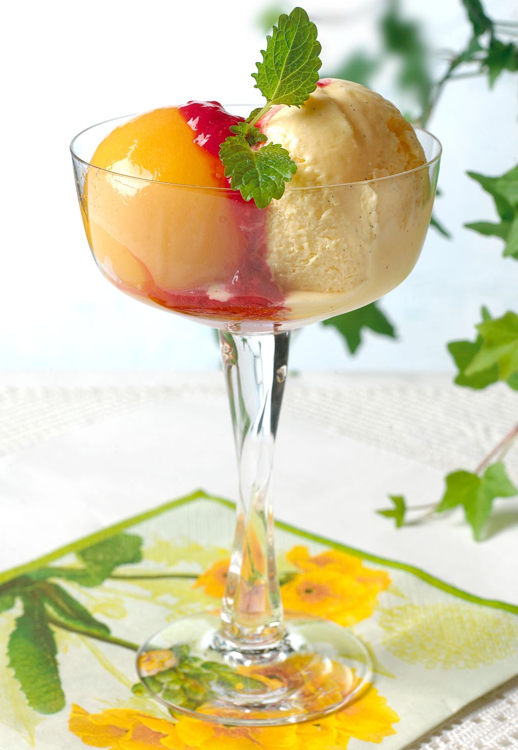 Desserten Fersken Melba i et dessertglass. Foto.