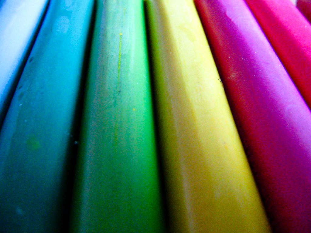 Plastilinpølser i mange farger. Foto.