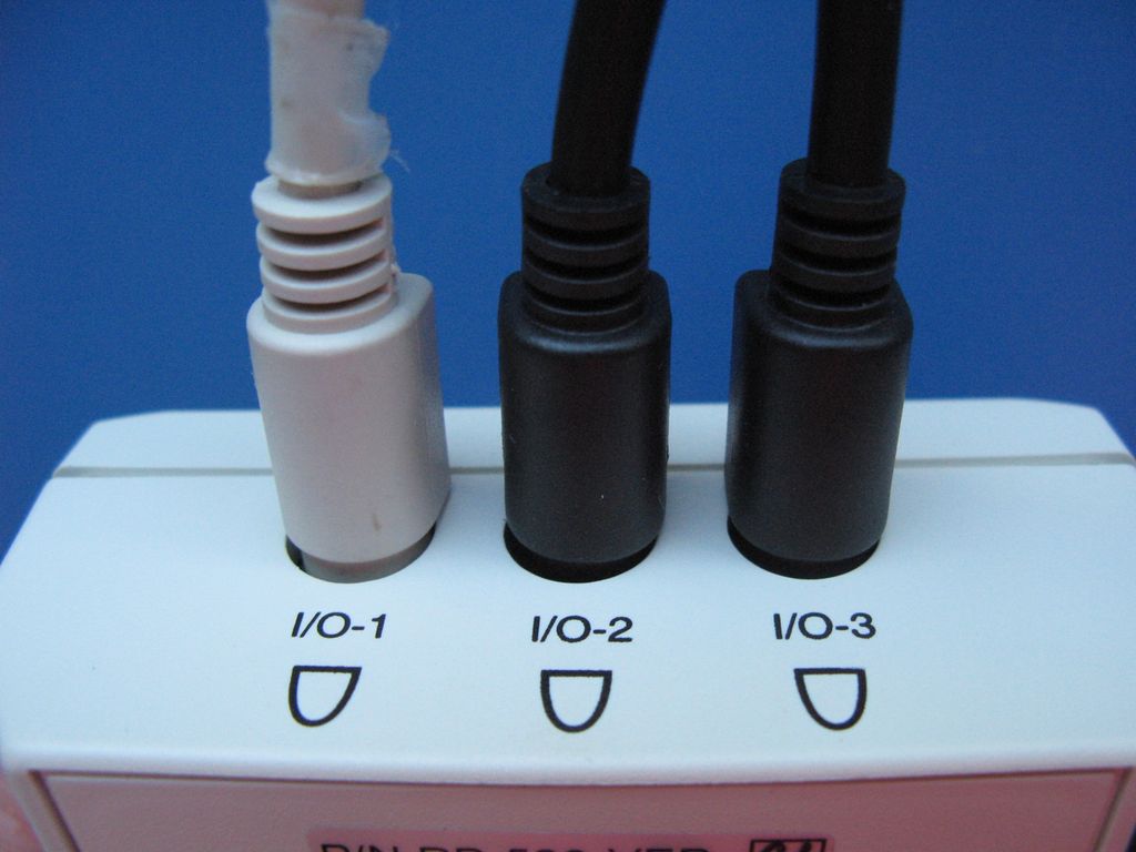 Ledninger koblet til loggeren. Foto.