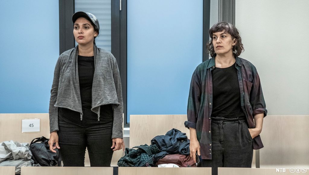 To damer står oppreiste i ein rettssal. Foto.