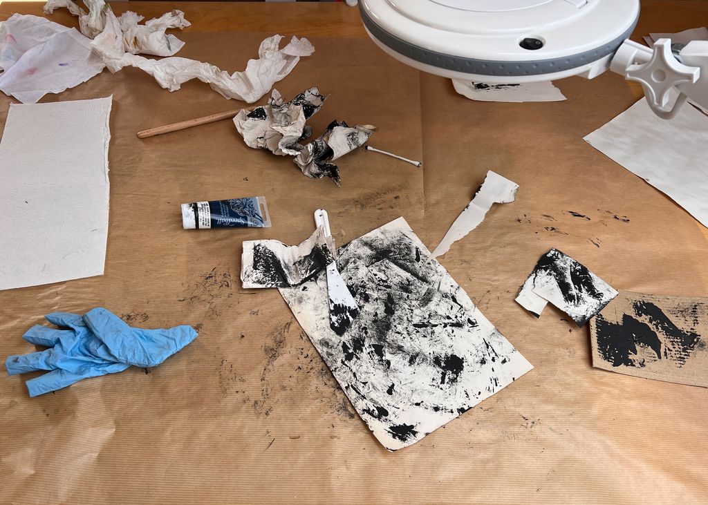 Arbeidsbord med utstyr for å jobbe med trykksverte. Foto.