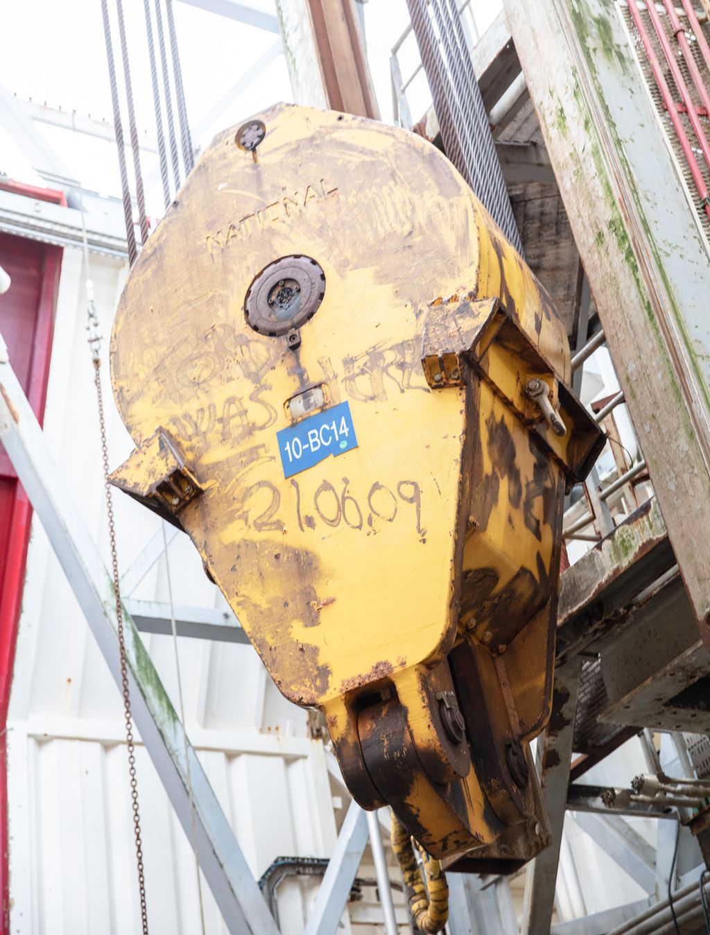 Løpeblokken henger i stålkabler fra kronblokken i toppen av boretårnet. Den er rusten og ikke vedlikeholdt. Foto.